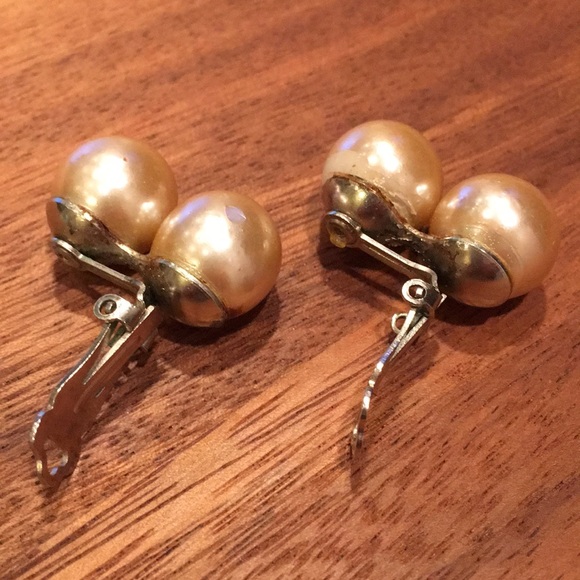 Pearl Clip-On Earrings - Vintage - ** Free with any Purchase** - Picture 4 of 8